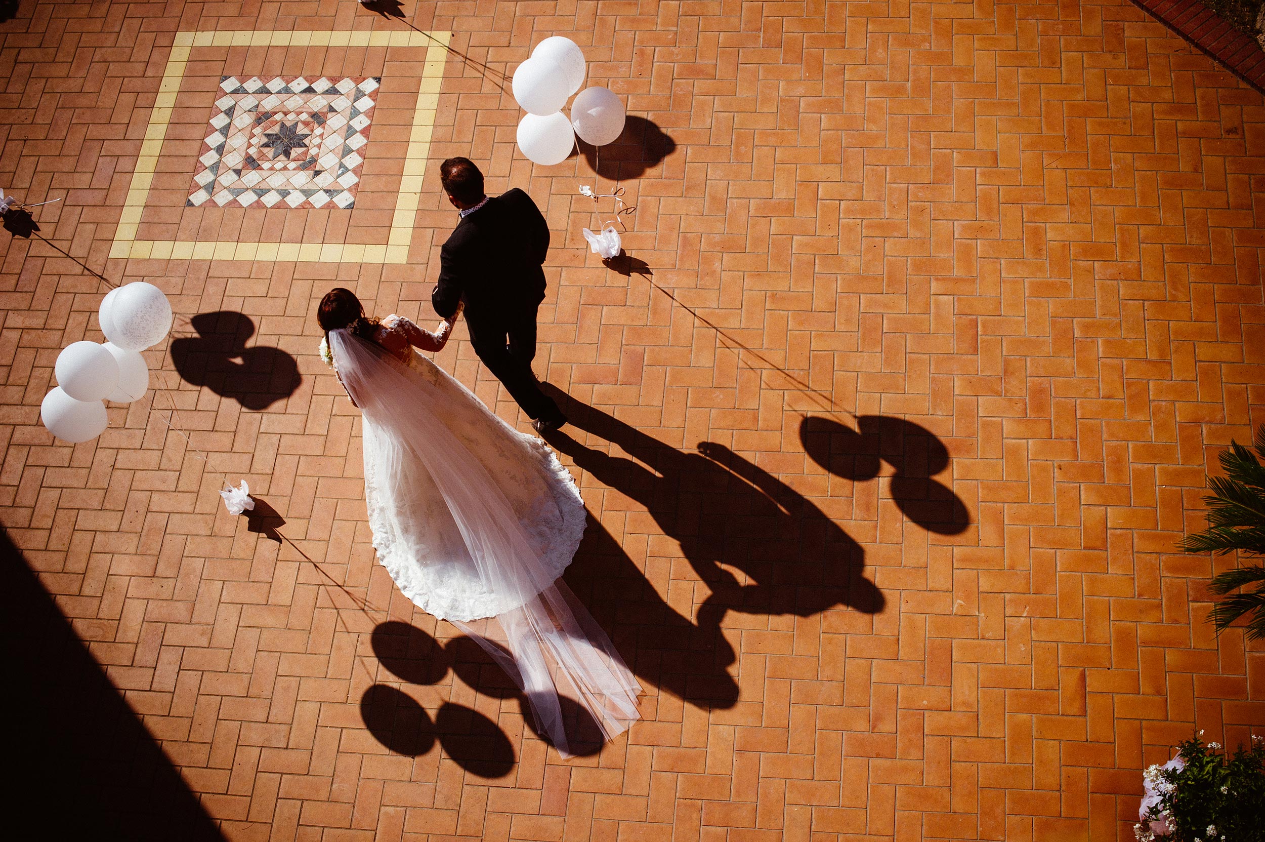 destination wedding photographer italy bride and dad white balloons