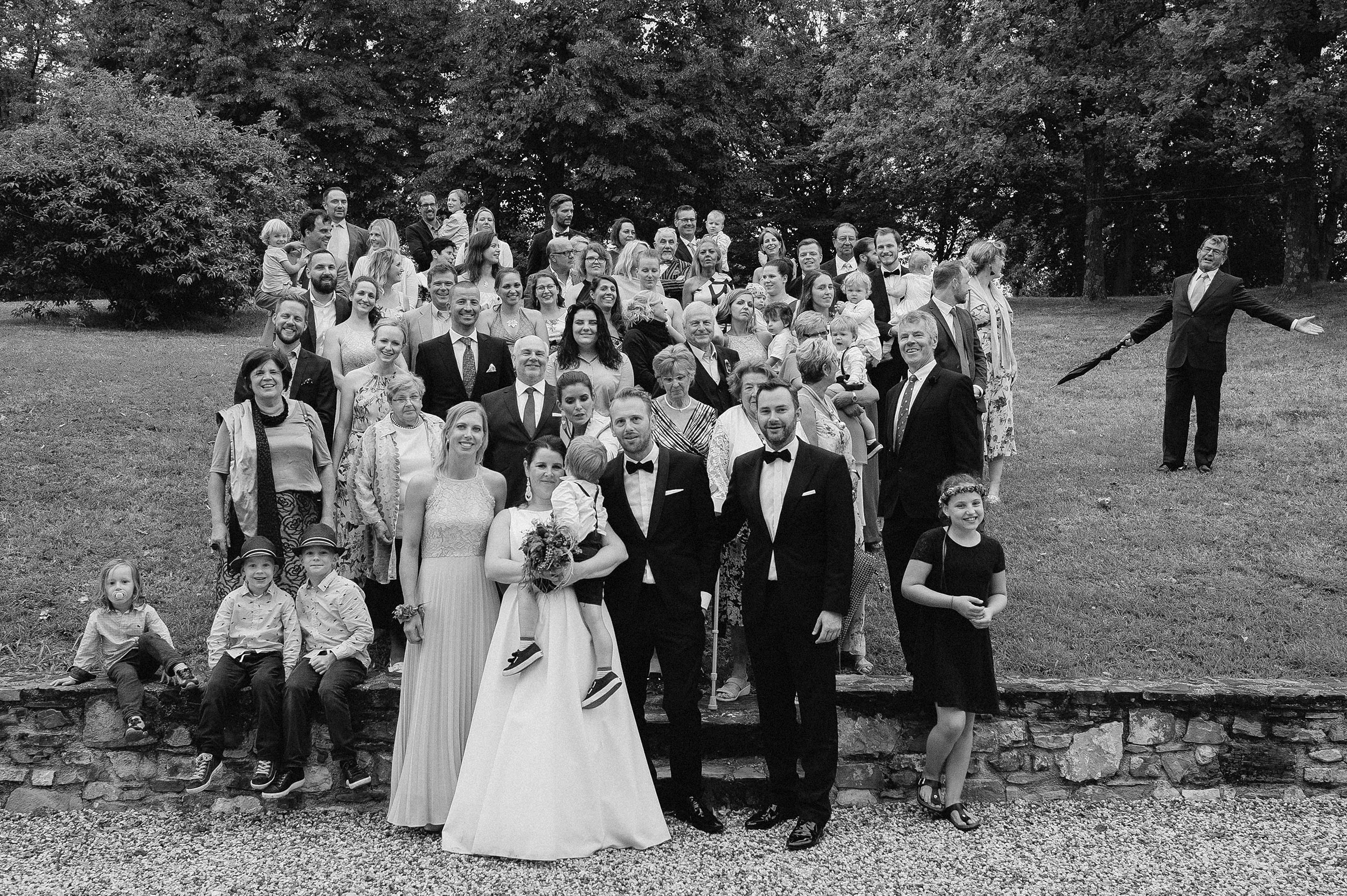 wedding in italy impatient guest at group photo black and white photography by alessandro Avenali