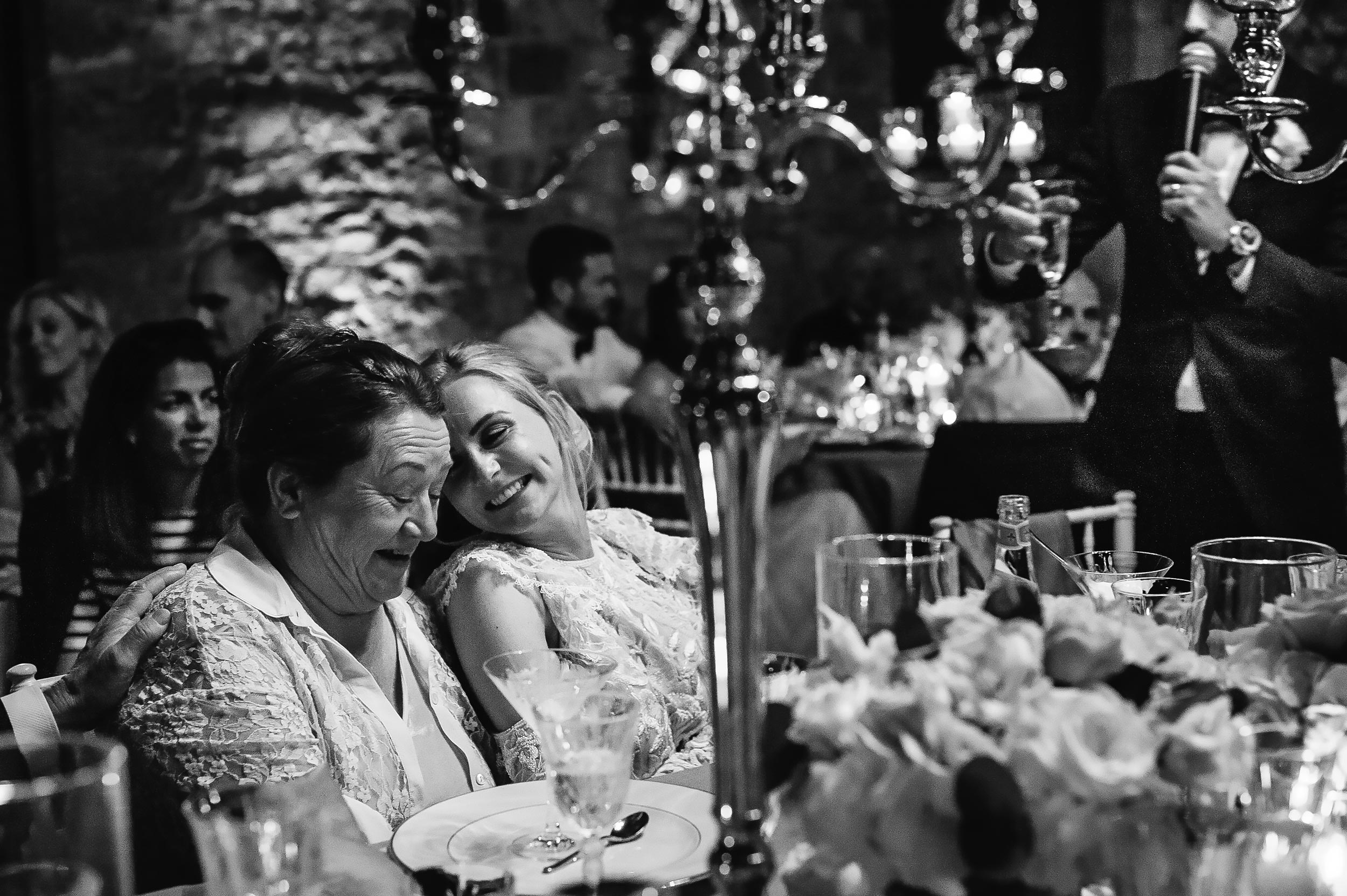 moving speech luxury wedding bride groom mom parents black and white documentary wedding photography by Alessandro Avenali