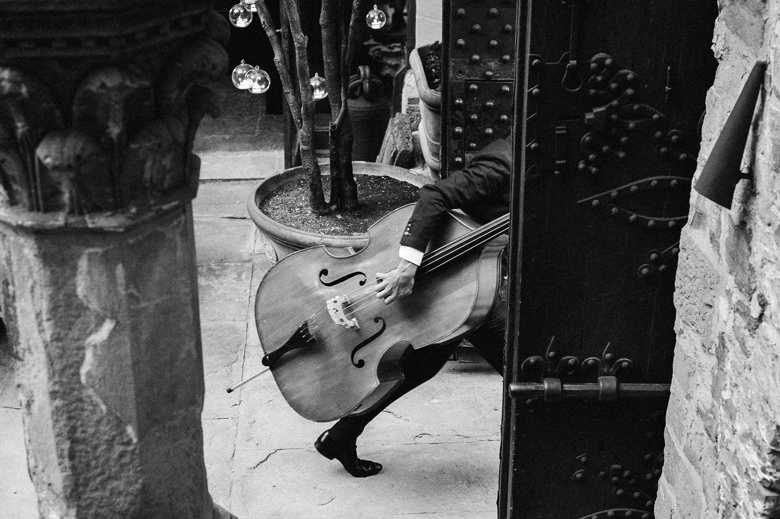 black and white double bass the london essentials performing in tuscany vincigliata castle documentary wedding photographer Alessandro Avenali