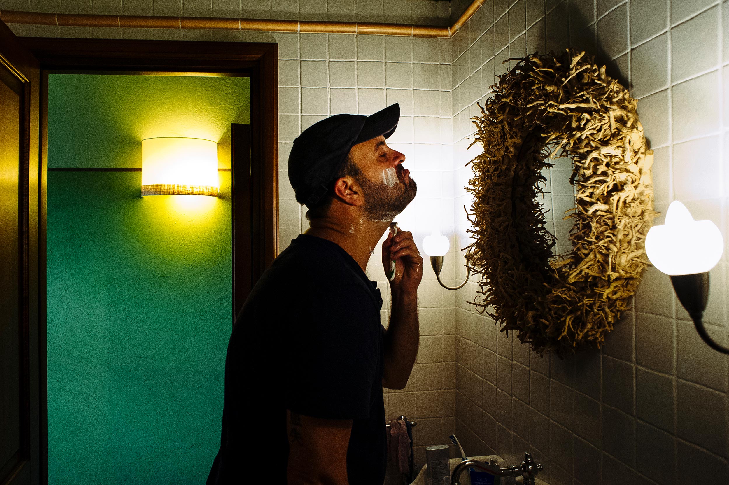 relaxed groom getting ready in tuscany documentary wedding photography in tuscany by Alessandro Avenali