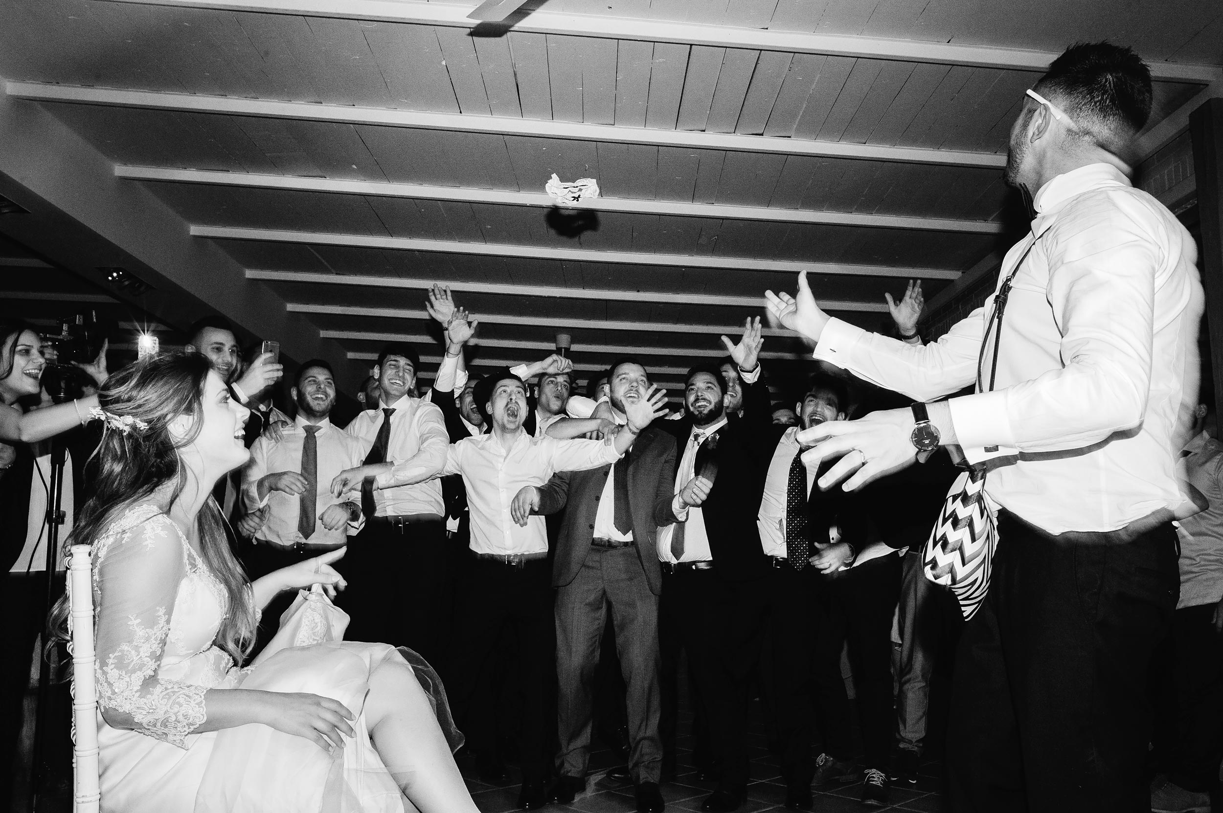 garter wedding reception groom italy la remessuola documentary wedding photography by Alessandro Avenali