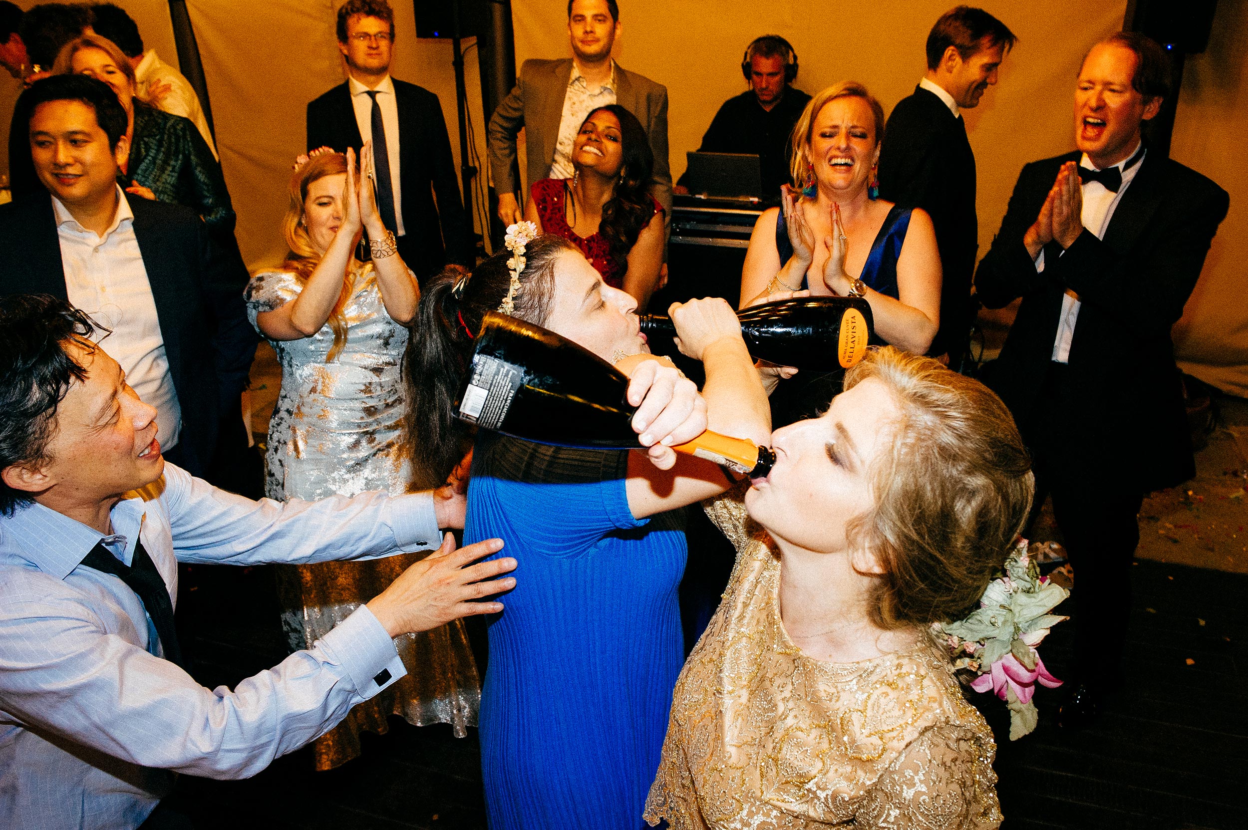 wedding villa beccaris langhe italy monforte alba crazy party documentary photography by Alessandro Avenali