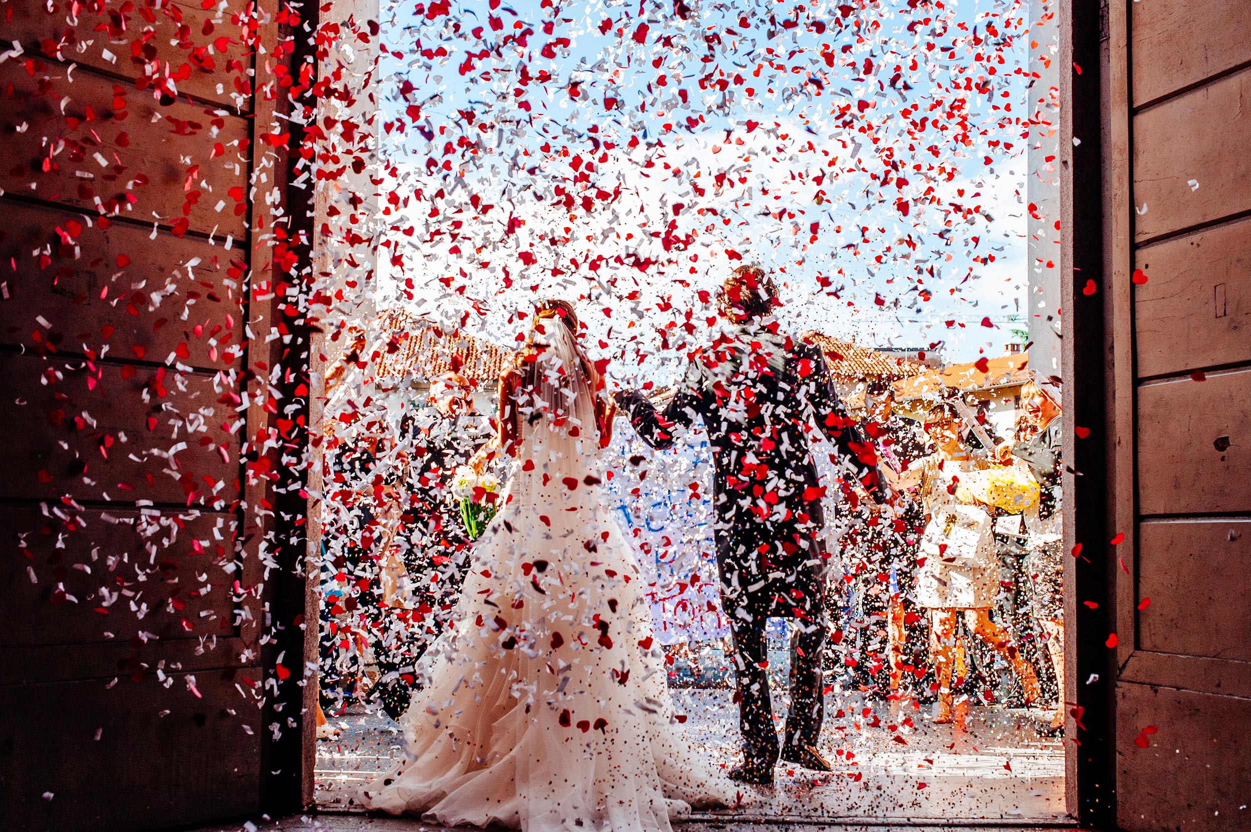 confetti cannons red hearts wedding italy church exit