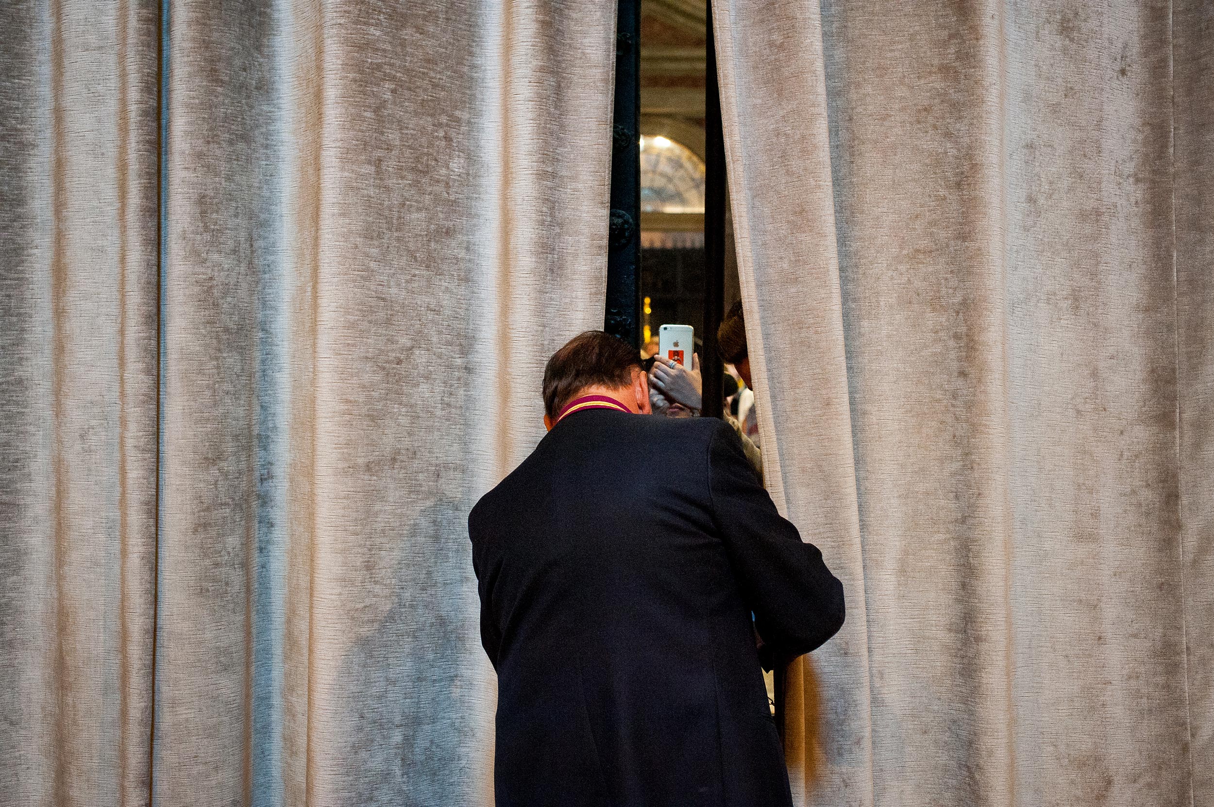 closing curtains st peters rome