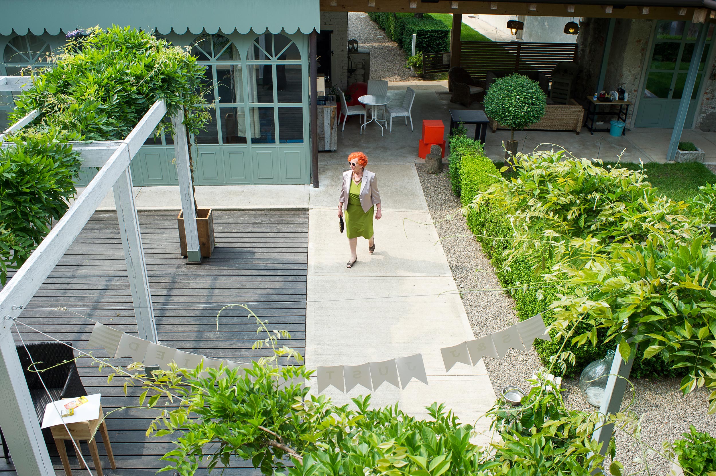 guest at wedding lady red hair green dress street photography
