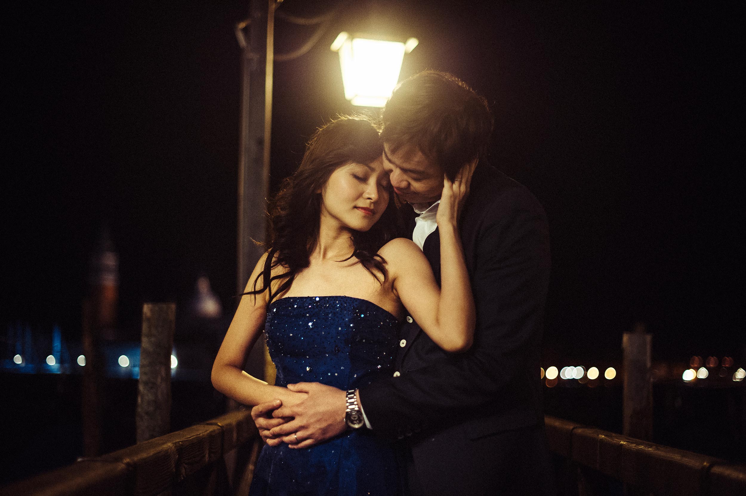 Venice Chinese engagement shooting at night under the lantern