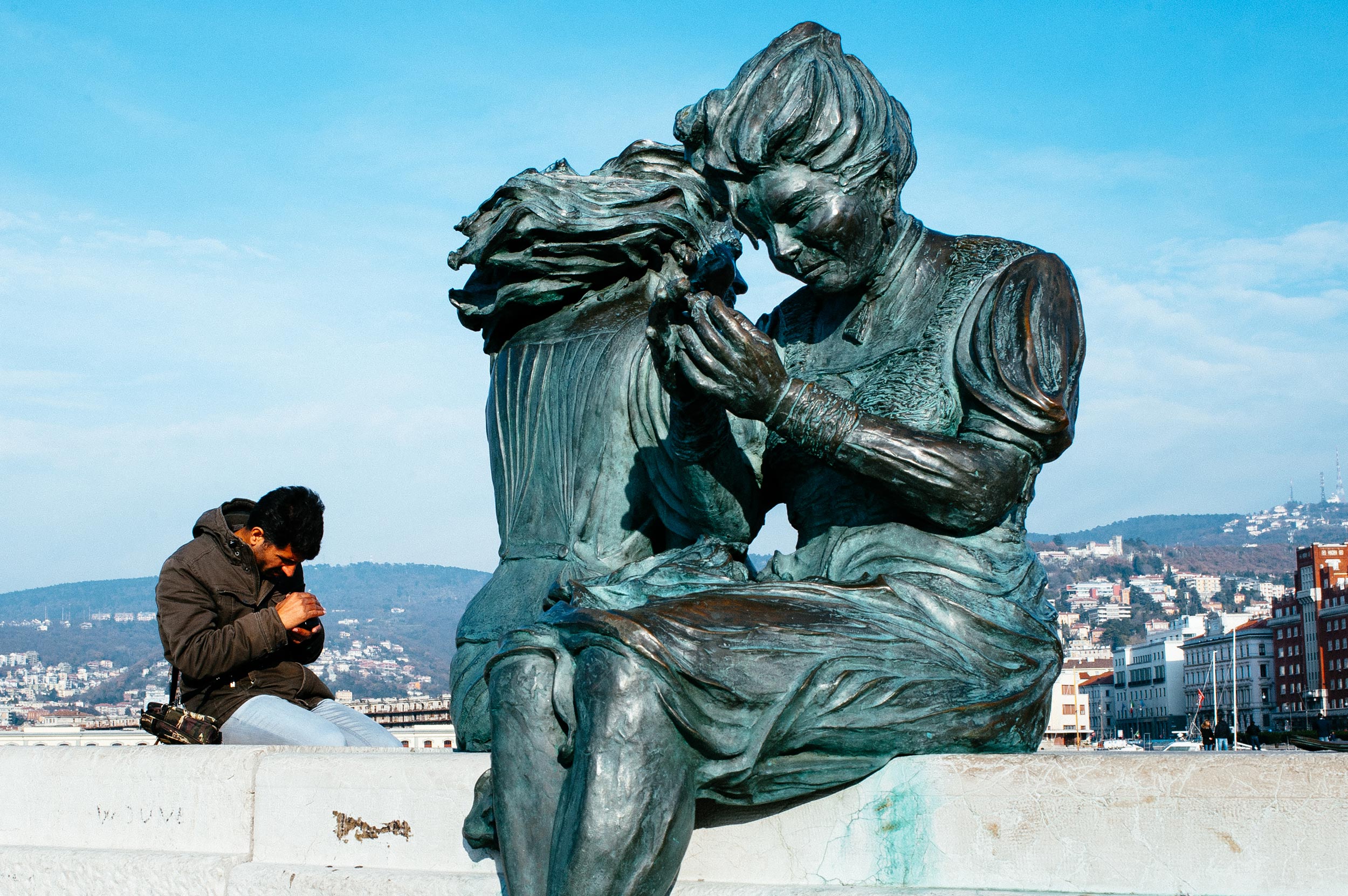 Trieste 2015 - Man using smartphone, same pose as bronze statue