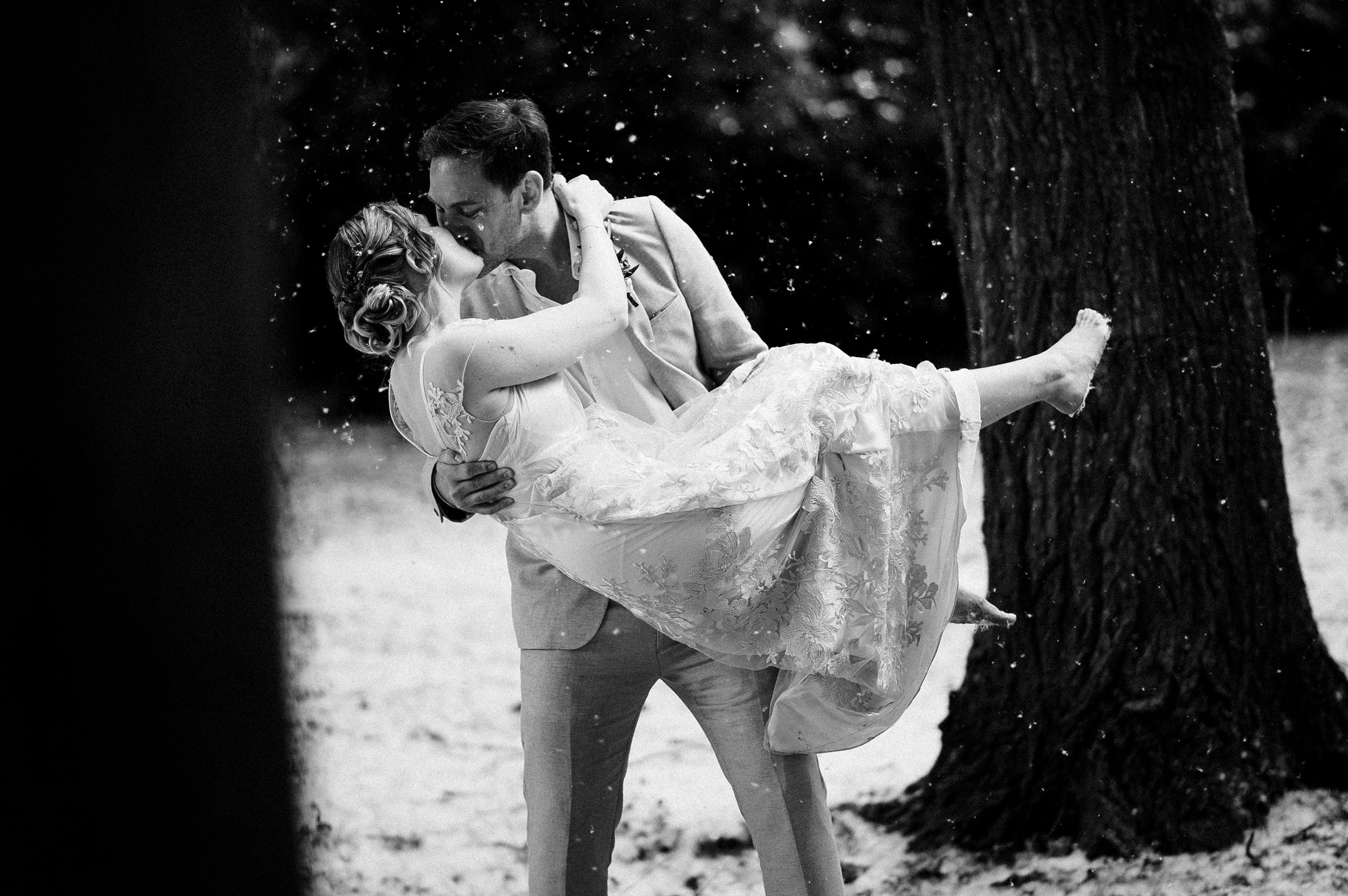 couple kisses in the snow italy wedding photographer Alessandro Avenali